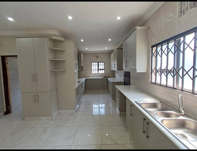 5 BEDROOM HOUSE FOR SALE IN HILTON GARDENS